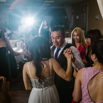 Ravenberg Photography - Bride and groom dancing at Red Maple Chinese Restaurant - Session Photography Near Me Ravenberg Photography - Bride and groom dancing at Red Maple Chinese Restaurant - Session Photography Near Me