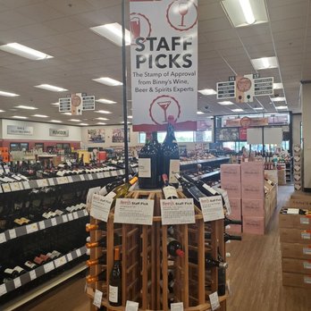 Binny's Beverage Depot - staff picks sign - Beer, Wine & Spirits Near Me - Glen Ellyn, Illinois