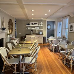 Regatta Inn - Kitchen/dining area