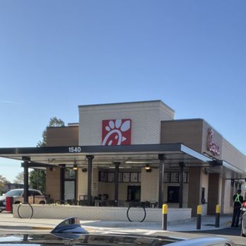 Chick-fil-A - ows a car parked in front of a restaurant - Fast Food Near Me - Charlotte, North Carolina Chick-fil-A - ows a car parked in front of a restaurant - Fast Food Near Me - Charlotte, North Carolina