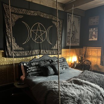 The Black Monarch Hotel - Black Annis room - Hotels Near Me - Victor, Colorado The Black Monarch Hotel - Black Annis room - Hotels Near Me - Victor, Colorado