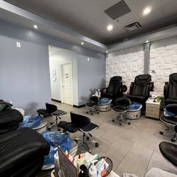 Riss Lake Nail Spa - Interior pedicure area