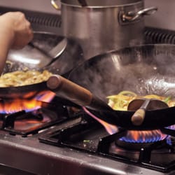 Warie's Thai food - Preparing entree