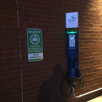 St-Hubert Express - Borne pour recharger la voiture - Chicken Shop Near Me - Montreal, Quebec St-Hubert Express - Borne pour recharger la voiture - Chicken Shop Near Me - Montreal, Quebec
