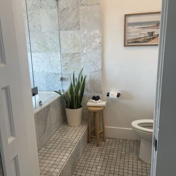 Newport Beach Hotel - Oceanfront bathroom - Hotels Near Me - Newport Beach, California