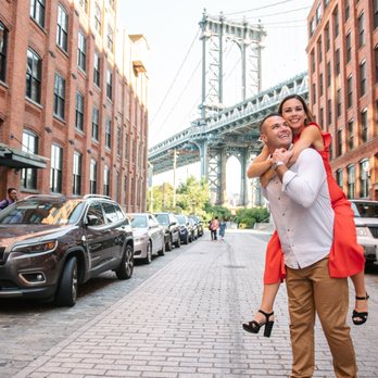 PicVoyage - Dumbo Couple Photo Shoot - Session Photography Near Me - New York, New York