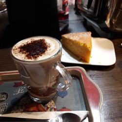 Le Liberthé d'Expresso - Très bon salon de thé au centre de Compiègne avec ambiance conviviale et chaleureuse. Équipe très sympathique et bon gâteaux maisons.