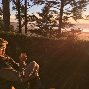 Tyee Lodge Bed & Breakfast temp - Enjoying the brisk weather during sunset with a glass of wine - Bed & Breakfast Near Me - Newport, Oregon Tyee Lodge Bed & Breakfast temp - Enjoying the brisk weather during sunset with a glass of wine - Bed & Breakfast Near Me - Newport, Oregon
