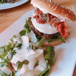 Genuss-Manu-Faktur® - Gourmetburger - durchgedrehter Rinderhack mit karamellisiertem Ziegenkäse