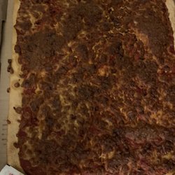 Pizza Hut - Esta pizza llegó sin pepperoni quemada y sin cortar!!! Mal servicio! Las alas saben malas también.