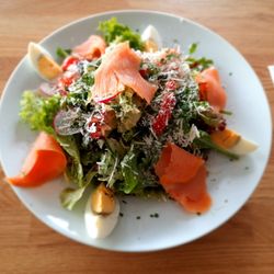 Dinos Sportcafe - Gemischter Salat mit Lachs und super Dressing