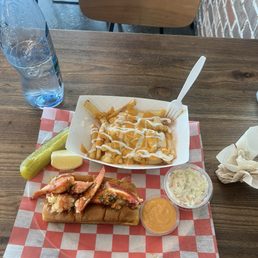 Maine lobster roll (served warm) with crab fries Maine lobster roll (served warm) with crab fries
