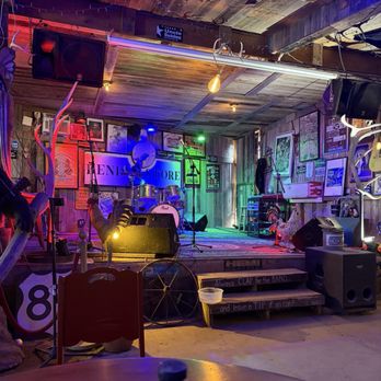Bend General Store - Stage for live music & open mic - Burgers Near Me - Bend, Texas