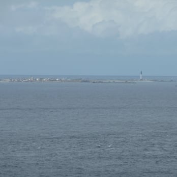 von Pointe du Van zur Pointe du Raz - Blick von Pointe du Raz auf die Île de Sein - Active Life Near Me