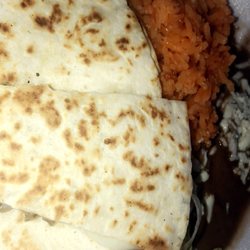 Taqueria Gabrielita - Quesadilla de asada with rice and beans
