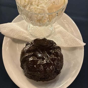Vino Locale - Molten chocolate cake a la mode - Wine Bars Near Me - Palo Alto, California