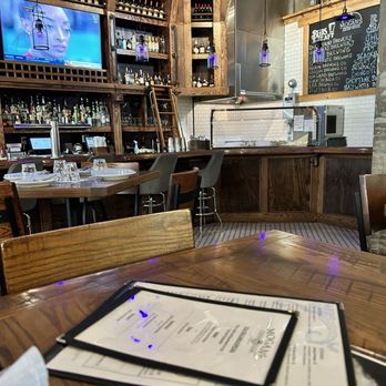 Mogans Oyster House - Fun bar - Seafood Near Me - Salisbury, Maryland