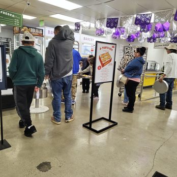 El Gallo Giro - The rest of the customers who were more patient, waiting their turn to get baked goods. - Tacos Near Me - San Fernando, California El Gallo Giro - The rest of the customers who were more patient, waiting their turn to get baked goods. - Tacos Near Me - San Fernando, California