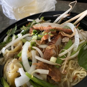 Ganh Pho - Egg Noodle with Shrimp and Pork Wonton Soup - Vietnamese Near Me - Braintree, Massachusetts Ganh Pho - Egg Noodle with Shrimp and Pork Wonton Soup - Vietnamese Near Me - Braintree, Massachusetts