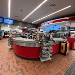 QuikTrip - Only one person working - and he's in the kitchen