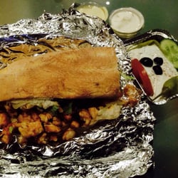 Pita Waterpoort - Kip pita en patlican kizartma (gebakken koude aubergine met sla, cacik en feta)
