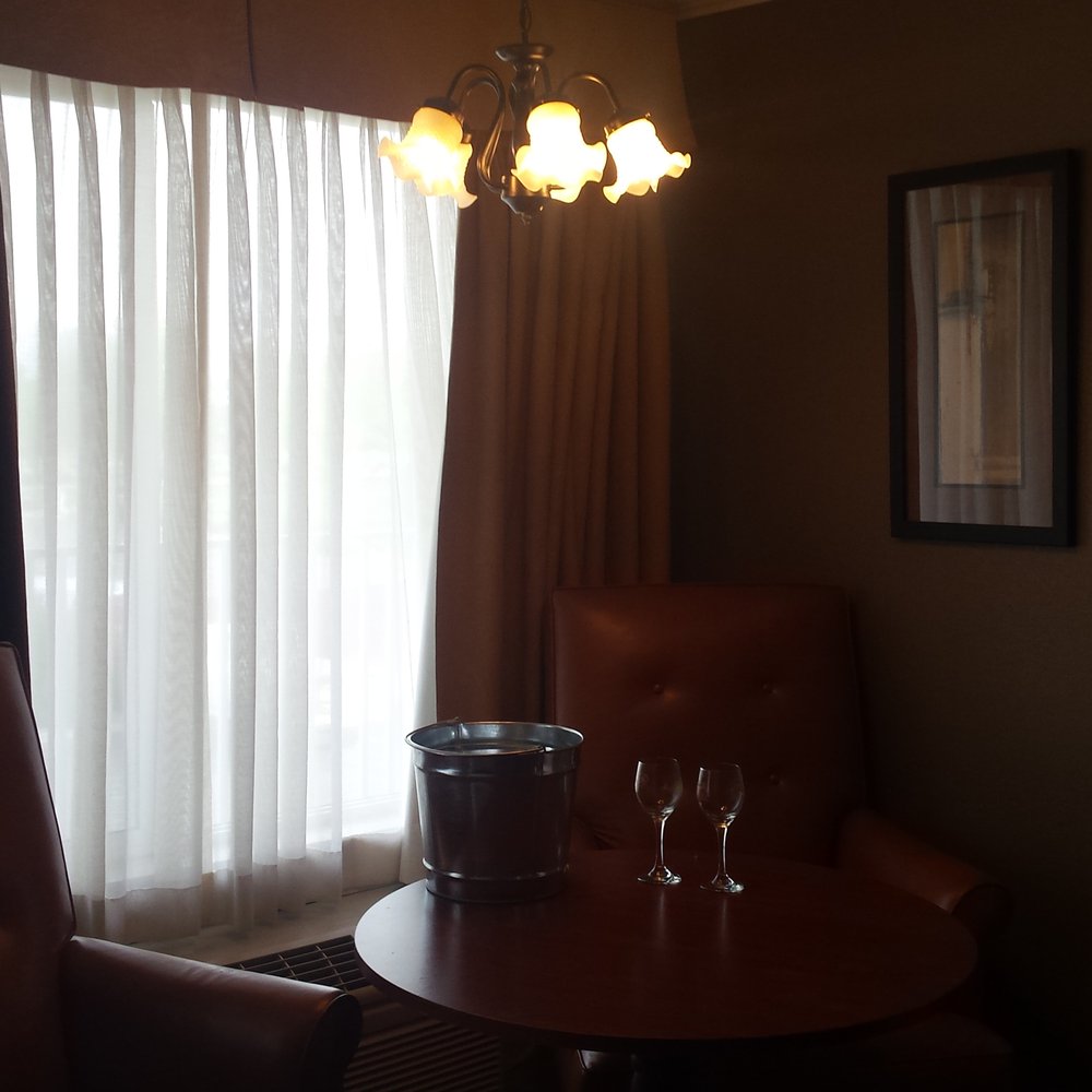 Historian Inn - Small sitting area - Hotels Near Me - Gardnerville, Nevada Historian Inn - Small sitting area - Hotels Near Me - Gardnerville, Nevada
