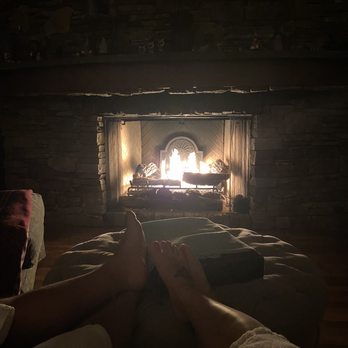 Art House Bed & Breakfast - Fireplace - Bed & Breakfast Near Me - East Hampton, New York