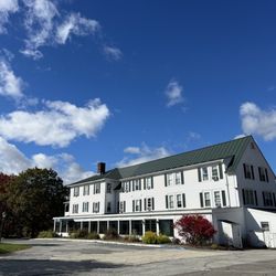 New London Inn, the restaurant is on ground level