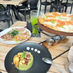 Querreke - Margarita Pizza, guacamole con fruta and arrachera