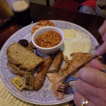 Emerald Loop - Full Irish breakfast with eggs, bacon, sausage links, black and white sausage, grilled tomato, beans and Irish soda bread. - Irish Pub Near Me - Chicago, Illinois