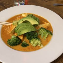 Avocado Noodle Curry (VG) with fresh tofu Avocado Noodle Curry (VG) with fresh tofu