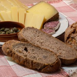 Schnauserei - Local cheese, dry meat and homemade sourdough