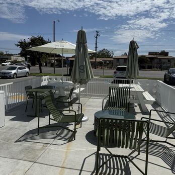 sweetgreen - Healthy Salads, Wraps, and Bowls - Outdoor Patio - Salad Near Me - Costa Mesa, California sweetgreen - Healthy Salads, Wraps, and Bowls - Outdoor Patio - Salad Near Me - Costa Mesa, California