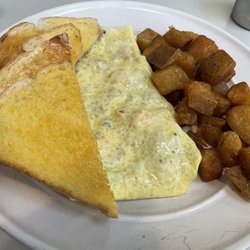 Gary's Harvest Restaurant - Western omelette with home fries and white toast.
