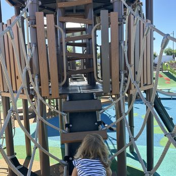 Lathrop Landing Community Park - Age 5-12 structure has lots of rope climbing and bridges - Parks Near Me - Lathrop, California Lathrop Landing Community Park - Age 5-12 structure has lots of rope climbing and bridges - Parks Near Me - Lathrop, California