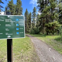 Silverton Falls - The trailhead for Silverton Falls, only 0.9 kilometers long.