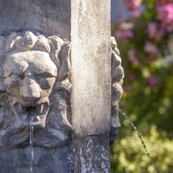 Une fontaine au milieu de la cours alimentée par l'eau des sources qui jaillit dans nos caves souterraines