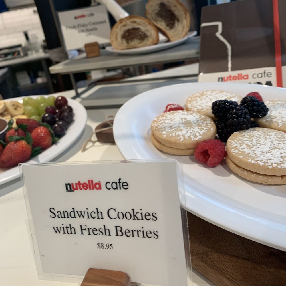 Nutella Cafe - Sandwich cookies with fresh berries - Desserts Near Me - Chicago, Illinois