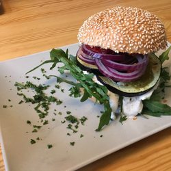 Mister Bales - *vegetarischer burger mit grillgemüse*