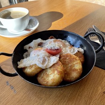 Ihle-Café - Frühstück Schweizer Pfännchen und eine Tasse Kaffee - Cafes Near Me - Germering, BY