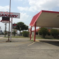 La Popular Bakery - It looks almost like an old sonic or whataburger on the outside