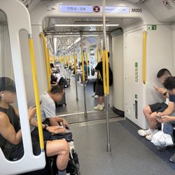 港鐵 - View of a relatively empty MTR train.