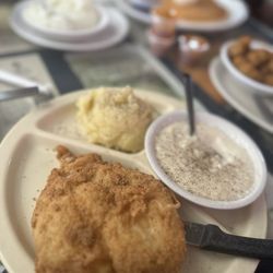 Mama's Daughters' Diner - Chicken fried chicken