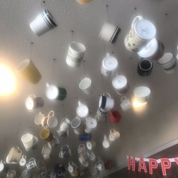 Maple Leaf Diner - Mug ceiling - American Near Me - Dallas, Texas