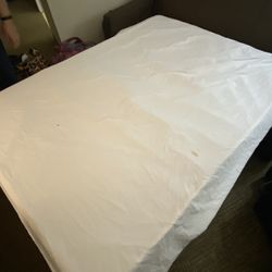 Comfort Suites Atlanta Airport - Brand new fitted sheet with stains in it