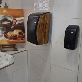 Dicker Mann - Damen-WC mit Wickeltisch - German Near Me - Regensburg, BY