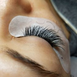 The Hideaway - Close up of classic lashes