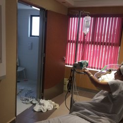 Medica Campestre - Puerta que al abrir choca con la cama del enfermo. Clínica Médica Campestre León, Guanajuato. Y un enfermero pésimo