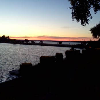 Lakeshore Inn Waterfront - Sunset over Moses Lake (from the back garden) - Hotels Near Me - Moses Lake, Washington Lakeshore Inn Waterfront - Sunset over Moses Lake (from the back garden) - Hotels Near Me - Moses Lake, Washington