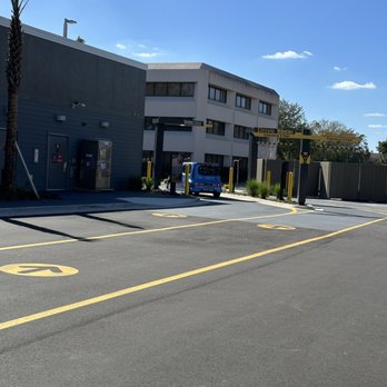 McDonald’s - an empty parking lot in front of a building - Fast Food Near Me - Orlando, Florida